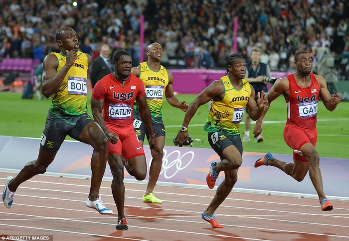 Đúng như một tia chớp, Usain Bolt vượt lên trên đối thủ...
